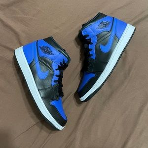 Jordan 1 mid black royal